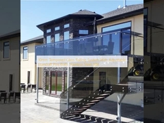 Hệ thống hàng rào thủy tinh nóng 10mm với các chân chống thấm có thể điều chỉnh