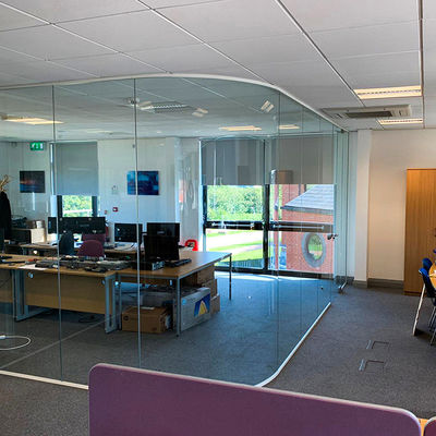 Thiết kế hiện đại khung kính dày tường văn phòng với kính thô