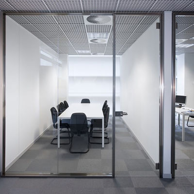 Bảo vệ quyền riêng tư Phân ngăn thủy tinh thương mại có thể tùy chỉnh với thiết kế hiện đại