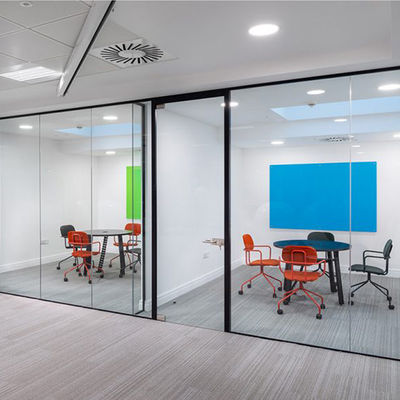 Thiết kế hiện đại khung kính dày tường văn phòng với kính thô