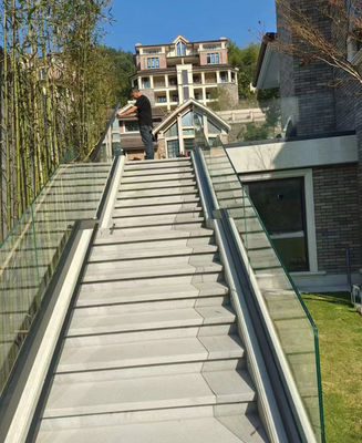 Lamel Outdoor Glass Balcony Balustrade Với Kênh Hình U Aluminium