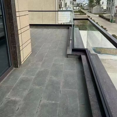 Hệ thống hàng rào kính không khung ngoài sân khấu với tay cầm trên mặt kính