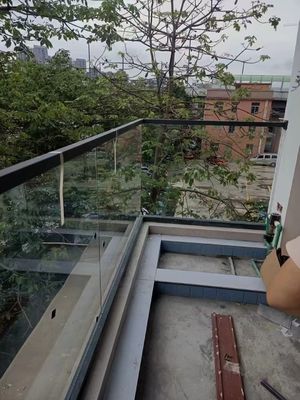 Hệ thống hàng rào kính không khung ngoài sân khấu với tay cầm trên mặt kính