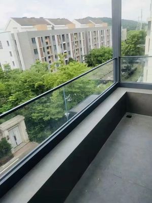 Thiết kế hiện đại Clear U Channel Glass Balustrade với thủy tinh nóng