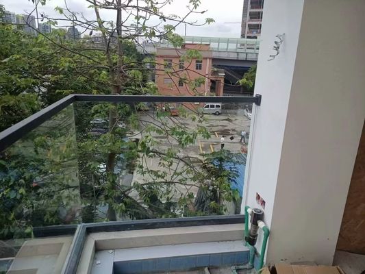 Thiết kế hiện đại Clear U Channel Glass Balustrade với thủy tinh nóng
