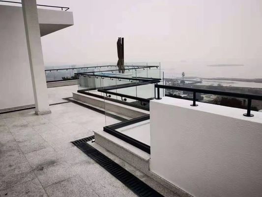 Đường rào kính U Channel Aluminium hiện đại Đường rào balcony kính không khung tùy chỉnh