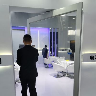 Hình kim loại nhôm thiết kế sang trọng Laminated Glass Pivot cửa trước trong kích thước tùy chỉnh cho loại kính đơn và đôi