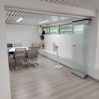 Khách hàng chống nước khung nhôm cửa gấp đôi với độ bền cao và hiệu quả năng lượng