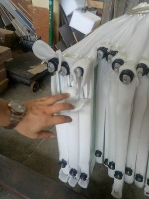 Cửa gấp kính không khung cửa hàng nội thất cửa hàng màu đen cửa gấp sân thượng nhôm cửa gấp đôi màu trắng