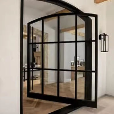 Cửa sắt xoay phía trước bằng thủy tinh trong suốt với thiết kế đồ họa thép và nhôm