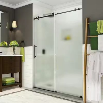 Phòng tắm vòi sen hiện đại khung vàng với phụ kiện phần cứng tùy chỉnh và cửa kính cường lực tay nắm phòng tắm