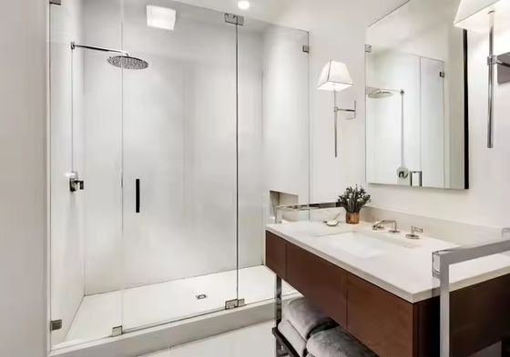 Phòng tắm vòi sen hiện đại khung vàng với phụ kiện phần cứng tùy chỉnh và cửa kính cường lực tay nắm phòng tắm
