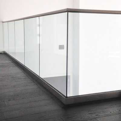 Thiết kế hiện đại 12mm kính cứng U Channel hàng rào với bảo hành năm năm và kết thúc chống thời tiết