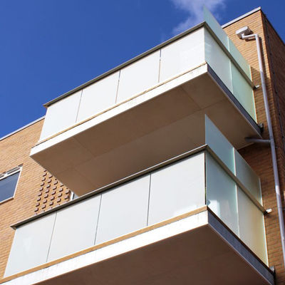 Lan can kính U Channel tùy chỉnh với bảo hành năm năm và kính cường lực nhiều lớp