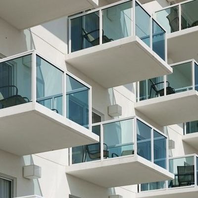 Lan can kính U Channel không khung, lớp phủ đen tùy chỉnh với lan can kính cường lực 12mm