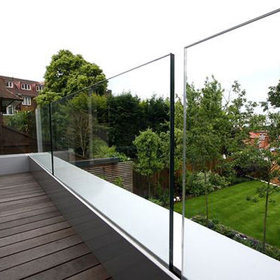 12mm dày LED có sẵn U Channel Glass Railing cho Composite Decking Frameless Glass Balustrade