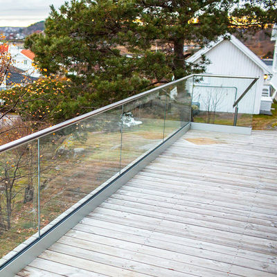 12mm dày LED có sẵn U Channel Glass Railing cho Composite Decking Frameless Glass Balustrade