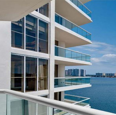 Bảo vệ chống bão U Channel Glass Railing với nhôm bên ngoài và CE chứng nhận khung kính không có khung