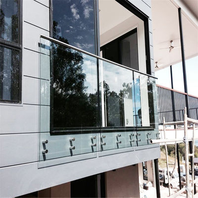 Lan can ban công kính không khung với kính cường lực 8-12mm và hệ thống lan can trụ đứng có thể tùy chỉnh chiều cao 0.8m-1.2m