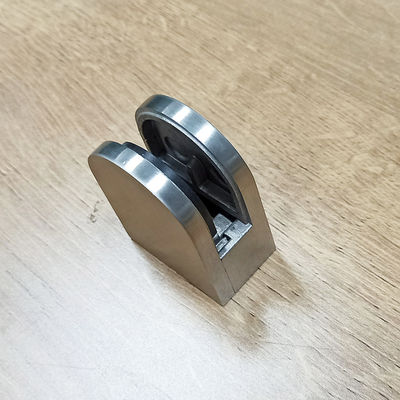 Lan can cầu thang kính cường lực không khung Thiết kế có thể điều chỉnh Kẹp tay vịn hình vòm 304 316