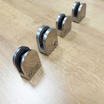 Lan can cầu thang kính cường lực không khung Thiết kế có thể điều chỉnh Kẹp tay vịn hình vòm 304 316