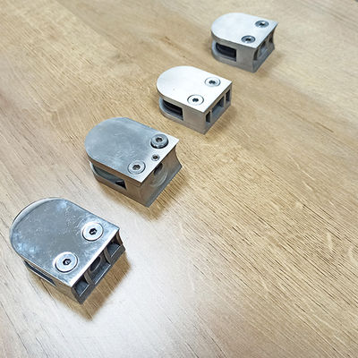 Lan can cầu thang kính cường lực không khung Thiết kế có thể điều chỉnh Kẹp tay vịn hình vòm 304 316