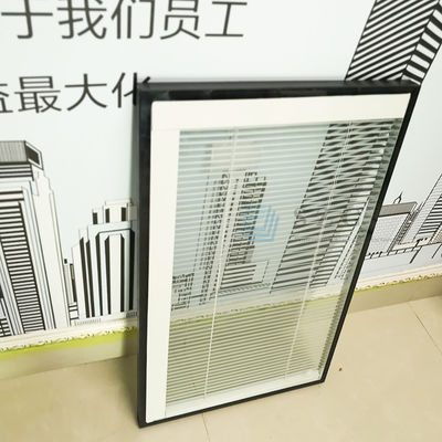 Lưỡi tản nhiệt cách nhiệt hai lớp, kín khí cho cửa sổ cánh lật, có phụ kiện rèm bên trong giữa các lớp kính