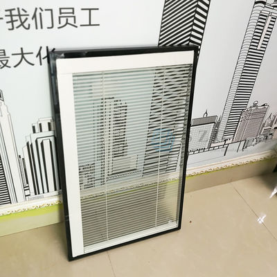 Lưỡi tản nhiệt cách nhiệt hai lớp, kín khí cho cửa sổ cánh lật, có phụ kiện rèm bên trong giữa các lớp kính