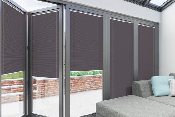 Lưỡi tản nhiệt cách nhiệt hai lớp, kín khí cho cửa sổ cánh lật, có phụ kiện rèm bên trong giữa các lớp kính