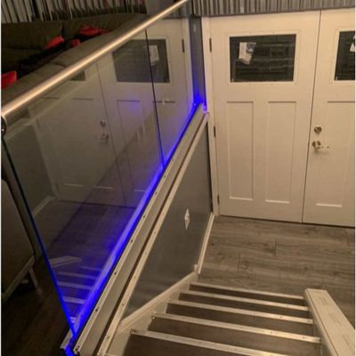 Ánh sáng LED màu sắc Laminated Glass U Channel System Glass Railing cho sân thượng