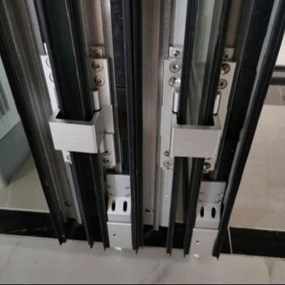 Cửa gấp nhôm thương mại với khóa nhiều điểm, bảo trì thấp và các tính năng bảo mật